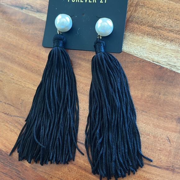 💚BUY 3 for $15💚 💚 Forever21 Pearl Earrings with Black long tassle - Picture 3 of 3